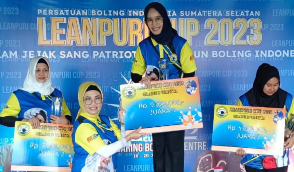 Peboling putri Aceh, Sri Zuniarti saat menerima tropi dan hadiah sebagai juara pertama grade B Leanpuri Cup yang diserahkan Ketua Umum PBI Sumatera Selatan, Hj RA Anita Noeringhati di Jakabaring Boling Centre, Palembang, Selasa (18/7/2023). Foto : PBI Aceh.