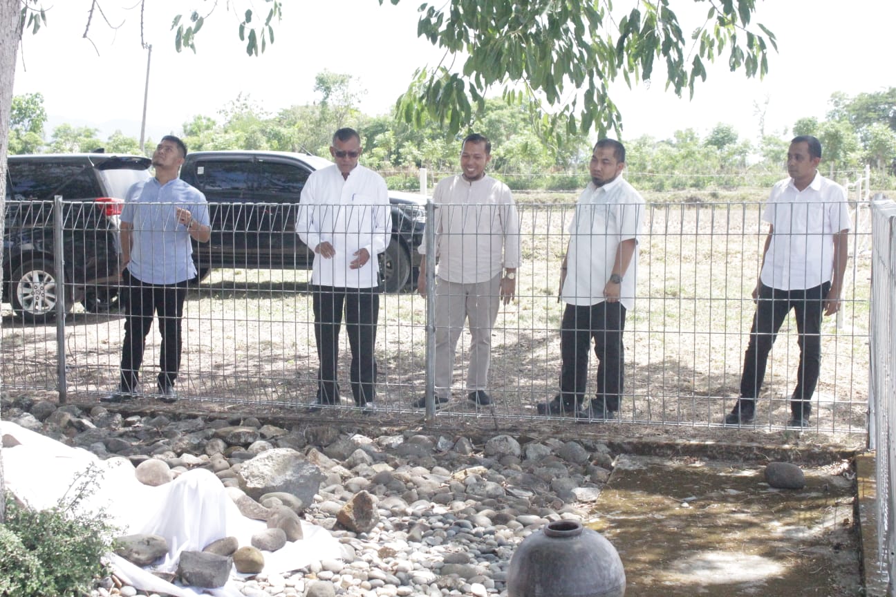 Pj Bupati Aceh Besar Muhammad Iswanto S.STP, MM didampingi Kepala BKPSDM Aceh Besar Drs H Asnawi, M.Si dan Kabid Informasi Dinas Infokom Aceh Besar, Mariadi ST, MM, berziarah ke Makam Teungku Syeh Tuan Dilungkeung di Gampong Blang, Kecamatan Blang Bintang Aceh Besar, Jum'at (21/7/2023). FOTO/ HO Habanusantara