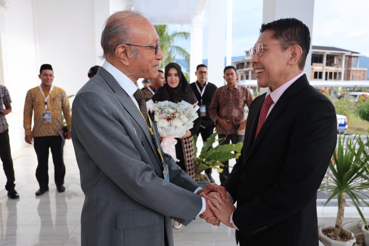 Menteri Kedua Pendidikan dan Luar Negeri Singapura DR. Mohammad Maliki Bin Osman mengadakan pertemuan khusus dengan Wali Nanggroe Aceh Paduka Yang Mulia Tgk. Malik Mahmud Al Haythar, di Meuligoe Wali Nanggroe, Aceh Besar.