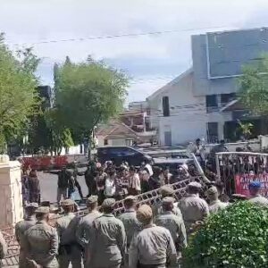 Massa Aksi Dukung Achmad Marzuki, Robohkan Pagar Kantor DPRA