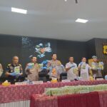 Kapolda Aceh memperlihatkan barang bukti 57 kg sabu hasil penangkapan dari jaringan internasional Malaysia-Aceh, Rabu (12/7/2023)[Foto/Ismail]