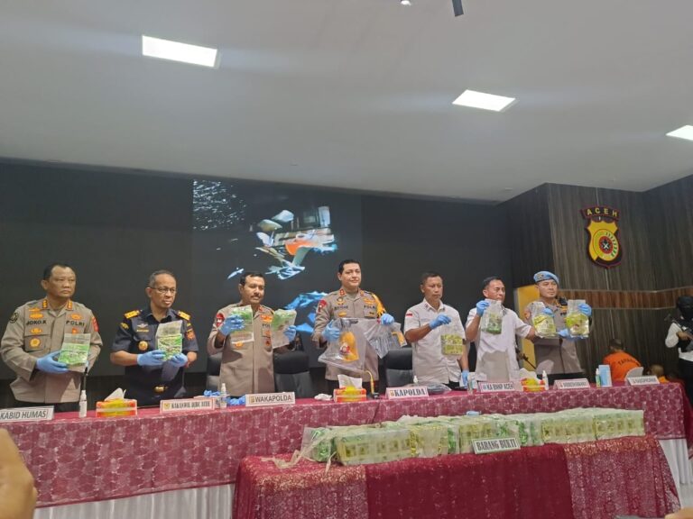 Kapolda Aceh memperlihatkan barang bukti 57 kg sabu hasil penangkapan dari jaringan internasional Malaysia-Aceh, Rabu (12/7/2023)[Foto/Ismail]