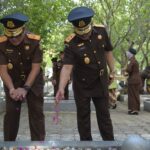 Kajati Aceh Bambang Bachtiar saat menabur bunga di Makam Pahlawan, Banda Aceh, 21 Juli 2023 [Foto/HO Habanusantara]