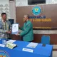 Prof. Mustanir, Wakil Rektor III Bidang Kemahasiswaan USK, saat menyerahkan hasil test urine kepada Kepala BNNP Aceh Brigjen Sukandar dalam konferensi pers, di Kantor BNNP, Selasa, 29 Agustus 2023.[Foto/SA]