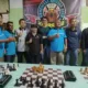 Para pemain Regu Danish berpose bersama Anggota DPRA Irwan Djohan usai menyerahkan hadiah sebagai juara liga catur Kobra 512. Foto : Ist