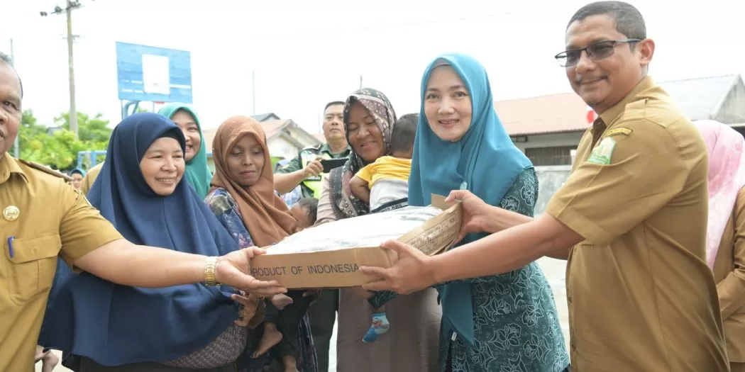 Pj. Ketua Tim Penggerak PKK Aceh, Ayu Marzuki, didampingi Pj. Ketua PKK Kabupaten Aceh Besar, Cut Rezky Handayani, menyerahkan 600 Kg ikan beku kepada Warga di Meunasah Gampong Kajhu Indah, Kecamatan Baitussalam, Kabupaten Aceh Besar, Senin, (14/8/2023).