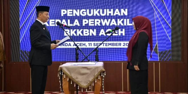 Penjabat Gubernur Aceh, Achmad Marzuki, mengukuhkan Safrina Salim, SKM. M. Kes, sebagai Kepala Perwakilan BKKBN Aceh, di Restoran Meuligoe Gubernur Aceh, Banda Aceh, Senin (11/9/2023).