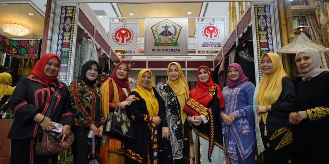 Pj Ketua Dekranasda Aceh, Ny. Ayu Marzuki saat foto bersama di stand Aceh Besar saat mengunjungi satu persatu stand Aceh yang tampil di Pameran Kerajinan Nusantara (Kriyanusa) di Jakarta Convention Center (JCC) Senayan, Jakarta, Rabu, (13/9/2023).