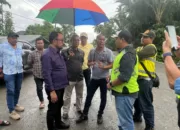 Anggota Komisi IV DPR Aceh H Ihsanuddin MZ bersama Zulfadzli AMD saat meninjau pembangunan jalan Trieng Gadeng - Samalanga, Sabtu 23 September 2023 [Foto/HO For Habanusantara]