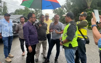 Anggota Komisi IV DPR Aceh H Ihsanuddin MZ bersama Zulfadzli AMD saat meninjau pembangunan jalan Trieng Gadeng - Samalanga, Sabtu 23 September 2023 [Foto/HO For Habanusantara]