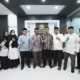Foto Bersama Ketua Dewan Perwakilan Rakyat Kota (DPRK) Banda Aceh, Farid Nyak Umar dengan Pengurus cabang Forum Komunikasi Diniyah Takmiliyah (FKDT) Kota Banda Aceh saat bersilaturahmi di ruang kerjanya di lantai tiga gedung DPRK Banda Aceh, beberapa waktu lalu [Foto/Dok Humas DPRK]