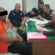 Penyedik Polda Aceh saat menyerahkan Tersangka FS dan barang bukti kepada JPU Kejari Lhokseumawe, Selasa 5 September 2023 [Foto/Humas Polda Aceh]