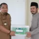 Pj Bupati Aceh Besar, Muhammad Iswanto, SSTP, MM, menyerahkan 40 buah Al Quran cetakan Madinah yang diterima Pimpinan Pondok Pesantren Babul Maghfirah, Cot Keueng, Ustadz Masrul Aidi Lc, di Meuligoe Bupati Aceh Besar, Kota Jantho, Selasa (12/9/2023).