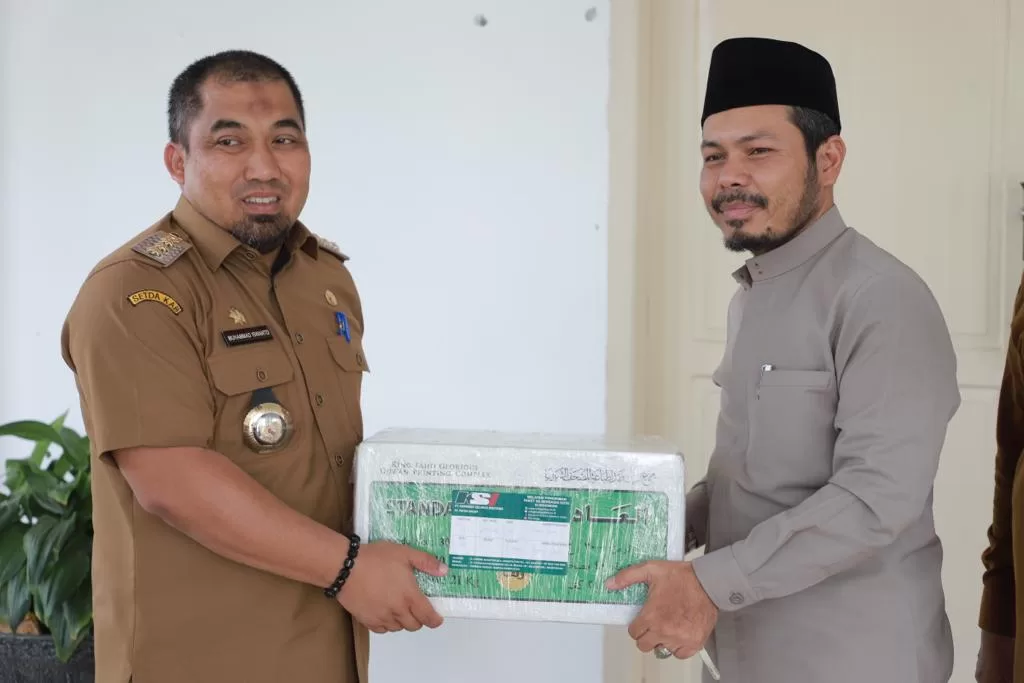Pj Bupati Aceh Besar, Muhammad Iswanto, SSTP, MM, menyerahkan 40 buah Al Quran cetakan Madinah yang diterima Pimpinan Pondok Pesantren Babul Maghfirah, Cot Keueng, Ustadz Masrul Aidi Lc, di Meuligoe Bupati Aceh Besar, Kota Jantho, Selasa (12/9/2023).