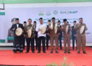 Pimpinan Ponpes Modern Al-Manar, Dr. Tgk. H. Ikram M. Amin, SS MPd, Direktur Utama Bank Aceh, Muhammad Syah, Kepala Kejaksaan Tnggi Aceh, Bambang Bachtiar SH MH, Asisten Pemerintahan, Keistimewaan dan Kesejahteraan Aceh Setda Aceh, Azwadi AP MSI, Plt Kepala Dinas Pendidikan Dayah, Mus Mulyadi, dan Sekda Pemkab Aceh Besar, Sulaimi, menabuh rapa’I sebagai tanda dimulainya kegiatan Jaksa Masuk Dayah, Pondok Pesantren Modern Al Manar, Selasa, (12/09/2023).