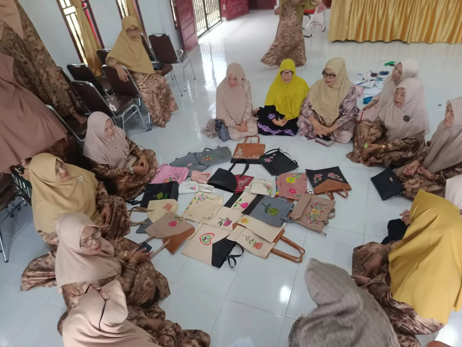 Pengurus Tim Penggerak Pemberdayaan dan Kesejahteraan Keluarga (TP PKK) Kota Jantho Aceh Besar mengikuti kegiatan pengenalan seni lukis yang diberikan oleh dosen ISBI (Institute Seni Budaya Indonesia) di Gedung Serbaguna, Gampong Jantho Makmur, Minggu (17/9/2023). FOTO/MC ACEH BESAR