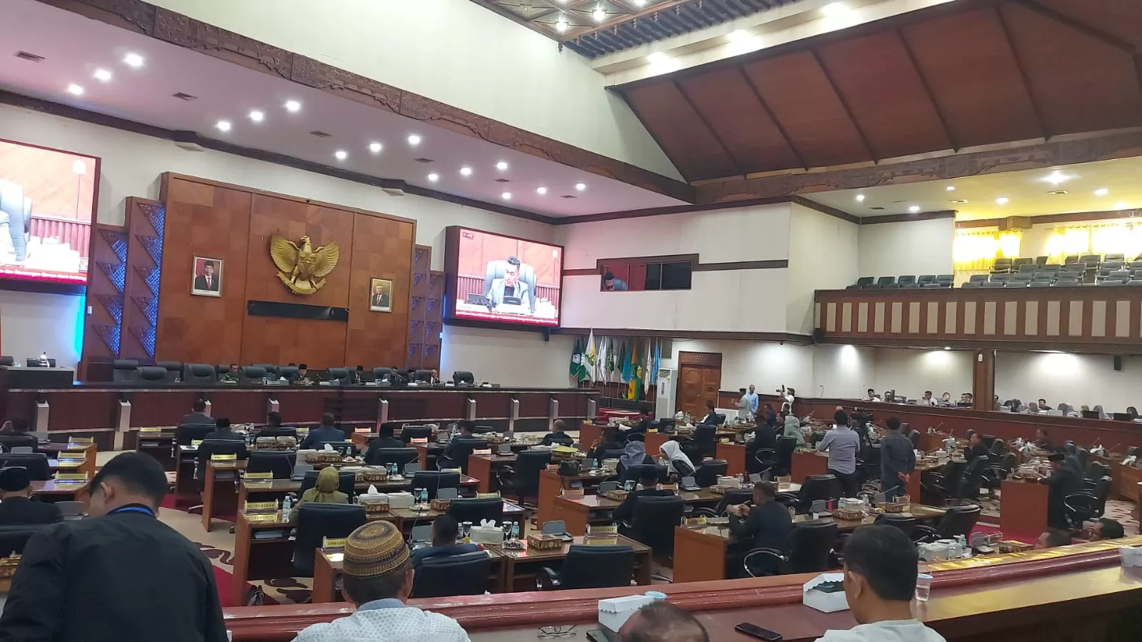 Suasana Ruangan Rapat Paripurna DPR Aceh saat rapat paripurna penyampaian Nota Keuangan dan rancangan qanun tentang APBA - Perubahan tahun 2023, Jumat 29 September 2023 [Foto/SA]