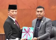 Pj Gubernur Aceh menyampaikan Dokumen Nota Keuangan APBA Perubahan kepada Pimpinan DPRA, Jumat 29 September 2023 [Foto/SC Youtube DPRA]