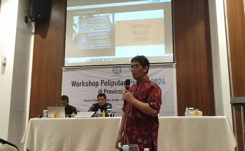 Jamalul Insan, anggota Dewan Pers periode 2019-2023 saat menyampaikan pematerinya pada workshop liputan Pemilu 2024 di Ayani Hotel, Banda Aceh, Selasa 26 September 2023 [Foto/Is]
