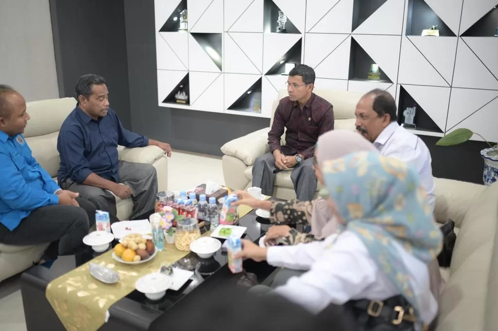 Ketua DPRK Banda Aceh Farid Nyak Umar saat menerima kunjungan Silaturahmi Pengurus PWI Aceh