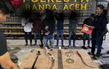 Gengster di Banda Aceh bersama barang bukti usai ditangkap polisi [Foto/HO For Habanusantara'