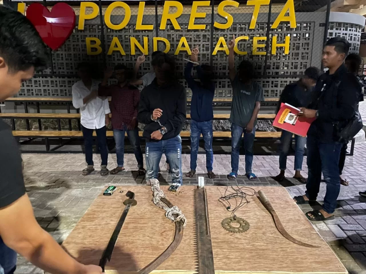 Gengster di Banda Aceh bersama barang bukti usai ditangkap polisi [Foto/HO For Habanusantara'
