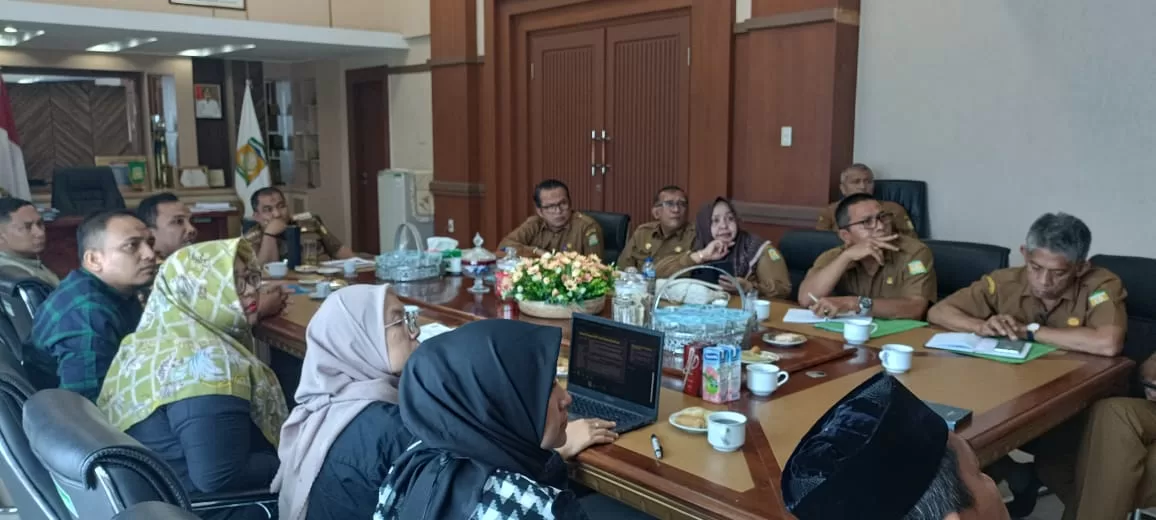 Pj Bupati Aceh Besar Muhammad Iswanto, S.STP MM menerima audiensi Badan Pekerja GeRAK Aceh yang dipimpin koordinatornya, Askhalani di ruang kerja Bupati Aceh Besar, Selasa (12/9/2023). [FOTO/ HO Habanusantara]