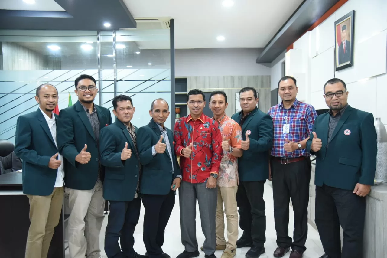 Foto Bersama Ketua DPRK Banda Aceh Farid Nyak Umar bersama pengurus IDI di Kantor DPRK Banda Aceh