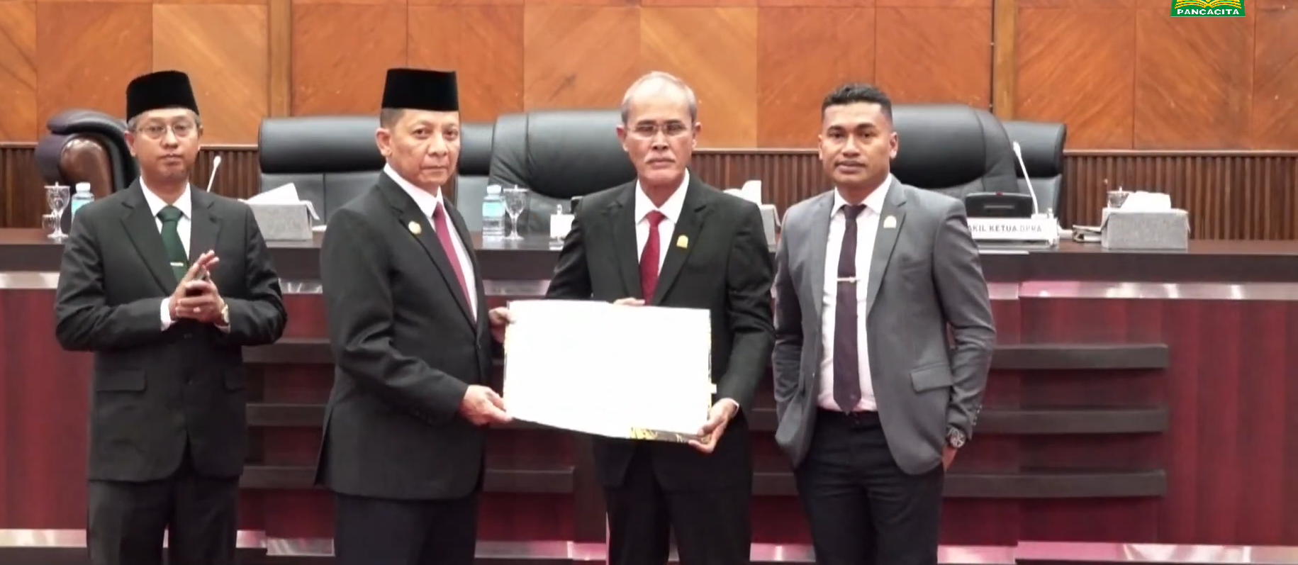 Pimpinan DPRA dan Pj Gubernur Aceh memperlihatkan dokumen nota Kesepakatan Persama Perubahan KUA-PPAS tahun 2023 setelah ditandatangani, dalam rapat paripurna DPRA, Selasa 26 September 2023 malam [Foto/Sc youtube DPRA]