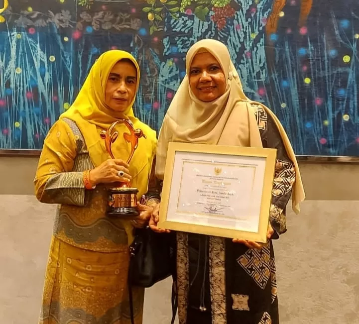Kepala DP3AP2KB Banda Aceh, Cut Azharida, SH, bersama Kabid Perlindungan Perempuan dan Anak, Risda Zuraida, SE, mewakili Pj Wali Kota Banda Aceh, Amiruddin, SE, MSi, menerima penghargaan Kota Layak Anak (KLA) Kategori Nindya di Semarang, Sabtu (22/7/2023) malam. FOTO/DOK DP3AP2KB BANDA ACEH