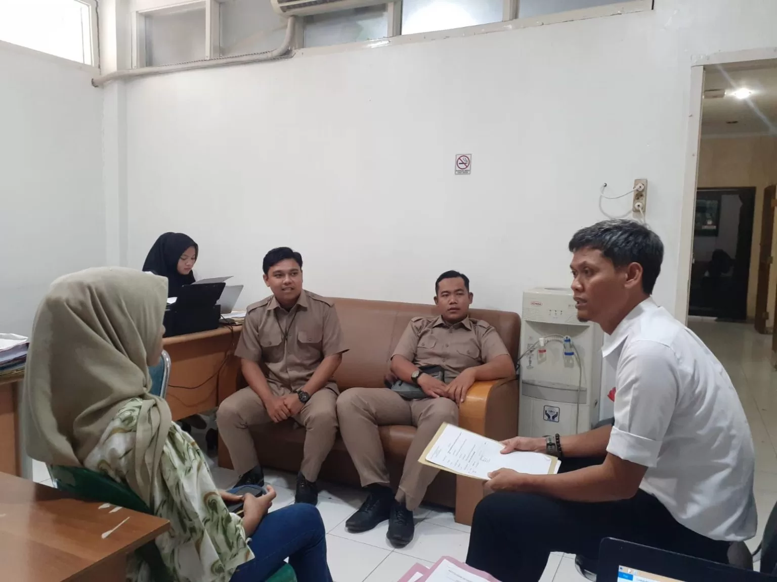 Kepala UPTD PPA Kota Banda Aceh Nurmiati lakukan Konsultasi dengan Bagian organisasi Pemko Banda Aceh mengenai reintegrasi sosial, Banda Aceh, Jumat (01/09/2023) FOTO/ DOK UPTD PPA BANDA ACEH