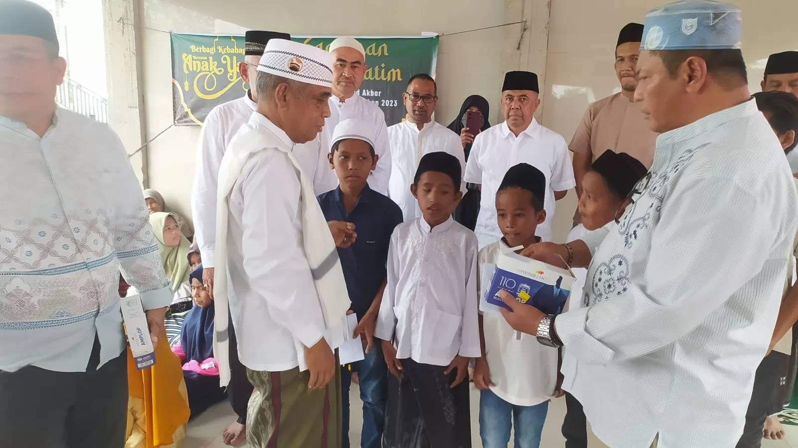 Waled Husaini serahkan sedekah kepada anak yatim pada perayaan Mauli Nabi Kecamatan Seulimuem yang dipusatkan di Mesjid Jamik Al- Ittihadiyah Seulimeum Kabupaten Aceh Besar.Kamis (29/9/ 2023). FOTO/CBOY