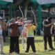 Pj Bupati Aceh Besar Muhammad Iswanto sedang mencoba memanah menjelang lomba pada event Oemar Diyan Àrchery Championship ke-III tahun 2023, bertempat di Lapangan bola kaki pesantren, Indrapuri, Aceh Besar, Sabtu (28/10/2023). FOTO/ MC ACEH BESAR