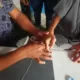 Petugas Damkar Aceh Besar saat melepas cincin dijari tangan bocah 12 tahun, Minggu 15 Oktober 2023[Foto/Ho Habanusantara.net]