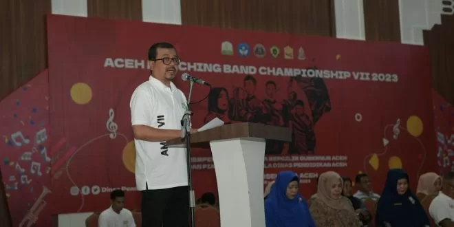 Asisten I Sekda Aceh, Azwardi, AP, M.Si, saat menyampaikan sambutan Penjabat Gubernur Aceh sekaligus membuka acara Marching Band Championship VII Tahun 2023 , dalam rangka memperebutkan Piala bergilir Gubernur Aceh di Balai Meuseraya Aceh, Banda Aceh, Sabtu (28/10/2023).