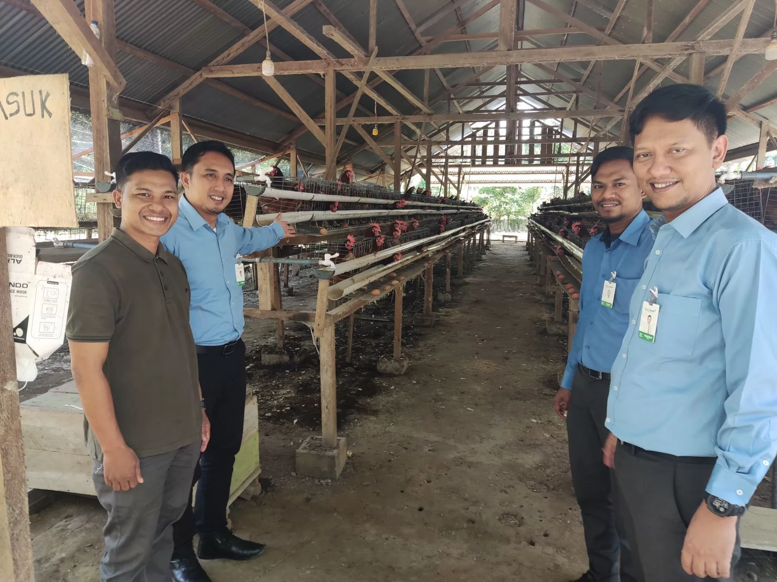Maulidi Bersama Karwawan Pembiayaan Bank Aceh Saat Meninjau Peternakan Ayam di Gampong Ceuraceu, Kecamatan Pasie Raya, Aceh Jaya.
