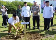 Pj Bupati Iswanto Dampingi Kapolda Aceh Salurkan Buku dan Penanaman Pohon di Oemar Diyan