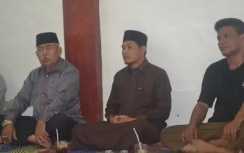 Safrijal Jamal saat melakukan pertemuan dengan warga Aceh Besar