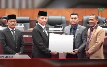 PJ Gubernur Aceh Achmad Marzuki bersama Pimpinan DPRA memperlihatkan Raqan Qanun Aceh tentang Perubahan Anggaran APBA 2023 setelah dilakukan penandatanganan di Ruang Sidang Paripurna DPRA, Sabtu 30 September 2023 malam [Foto/Sc Youtube]