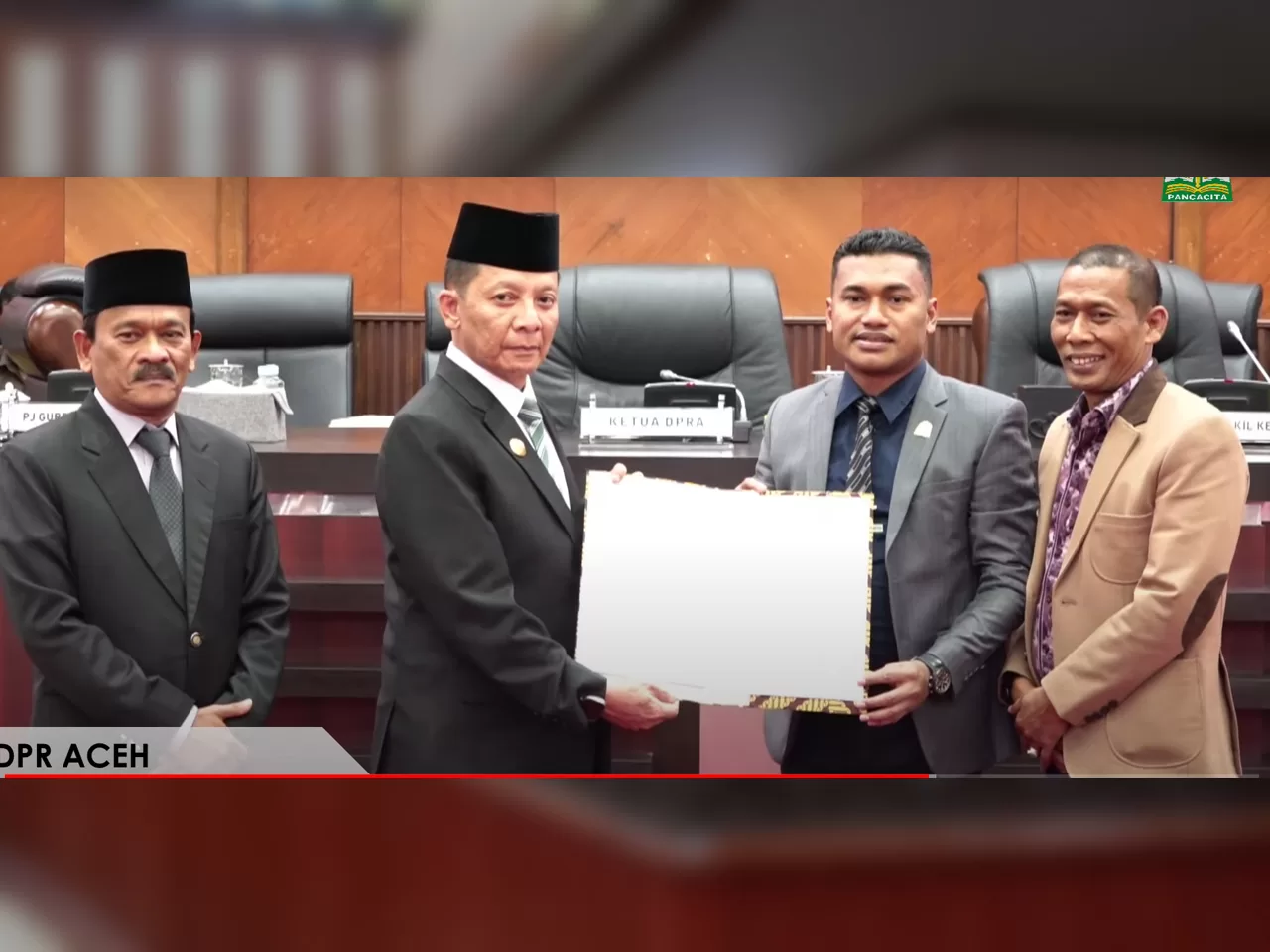 PJ Gubernur Aceh Achmad Marzuki bersama Pimpinan DPRA memperlihatkan Raqan Qanun Aceh tentang Perubahan Anggaran APBA 2023 setelah dilakukan penandatanganan di Ruang Sidang Paripurna DPRA, Sabtu 30 September 2023 malam [Foto/Sc Youtube]
