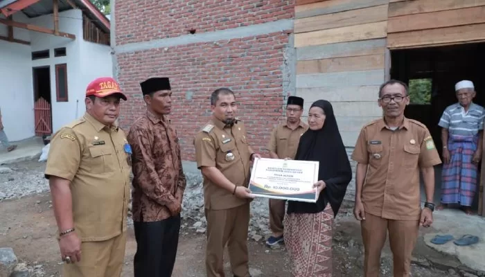 Pj Bupati Aceh Besar Bantu 12 Orang Korban Bencana Sosial