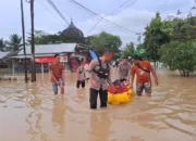 Polisi Evakuasi Warga yang Sakit dari Lokasi Banjir di Aceh Utara