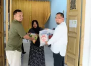 Pj Bupati Aceh Besar Bagikan Sembako ke Pengrajin
