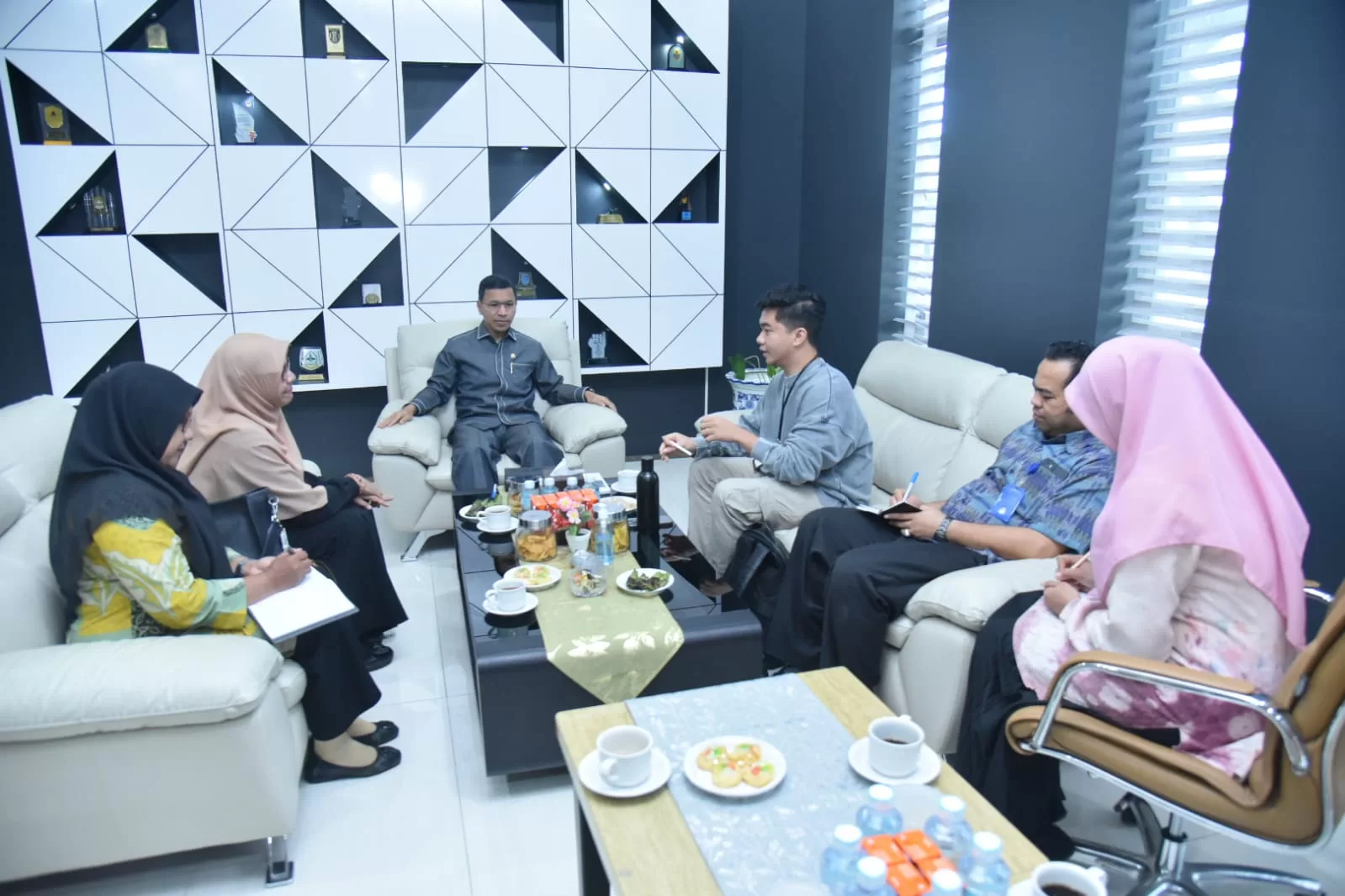 Ketua DPRK Banda Aceh saat menerima Audiensi DP3AP2KB dan perwakilan mitra Unicef pada Kamis (16/11/2023)
