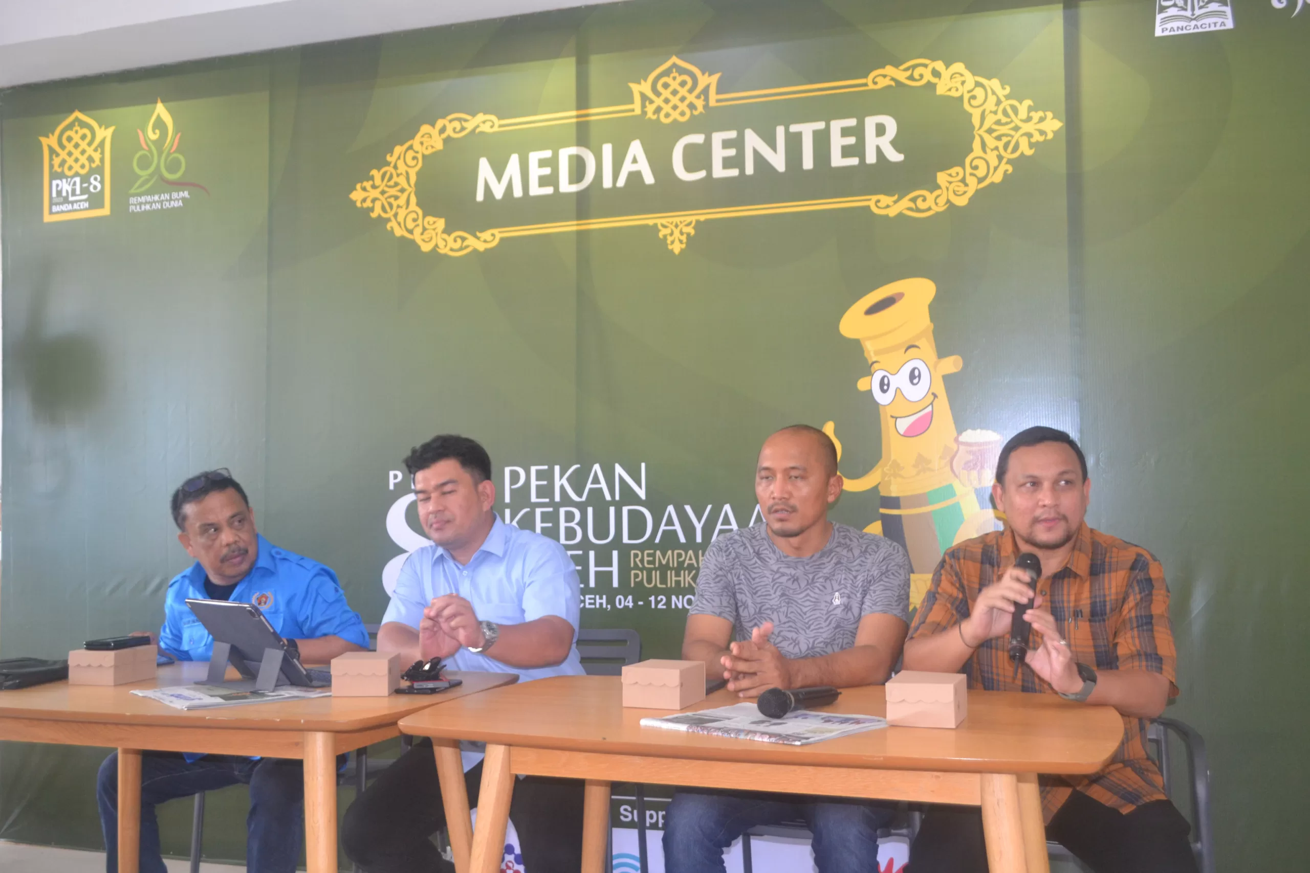Kepala Dinas Kebudayaan dan Pariwisata Aceh, Almuniza Kamal menggelar jumpa pers bersamaan Ketua PWI Aceh dan Kasat Intel Polresta Banda Aceh di Media Center PKA, Jum'at, 10 November 2023.