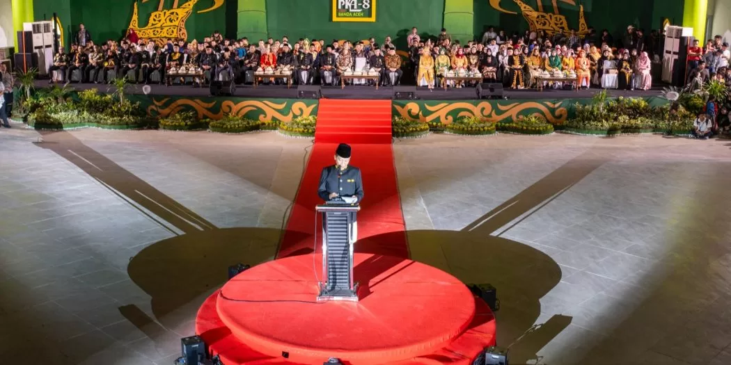 Penjabat Gubernur Aceh, Achmad Marzuki, saat memberikan sambutan pada pembukaan Pekan Kebudayaan Aceh (PKA) ke-8 di Taman Sultanah Ratu Safiiatuddin, Banda Aceh, Sabtu (4/11/2023) malam.