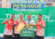 Ketua Umum Pengprov FOPI Aceh, Abdurrahman, M.Kes didampingi atletnya juara internasional di Surabaya. Foto : FOPI Aceh.