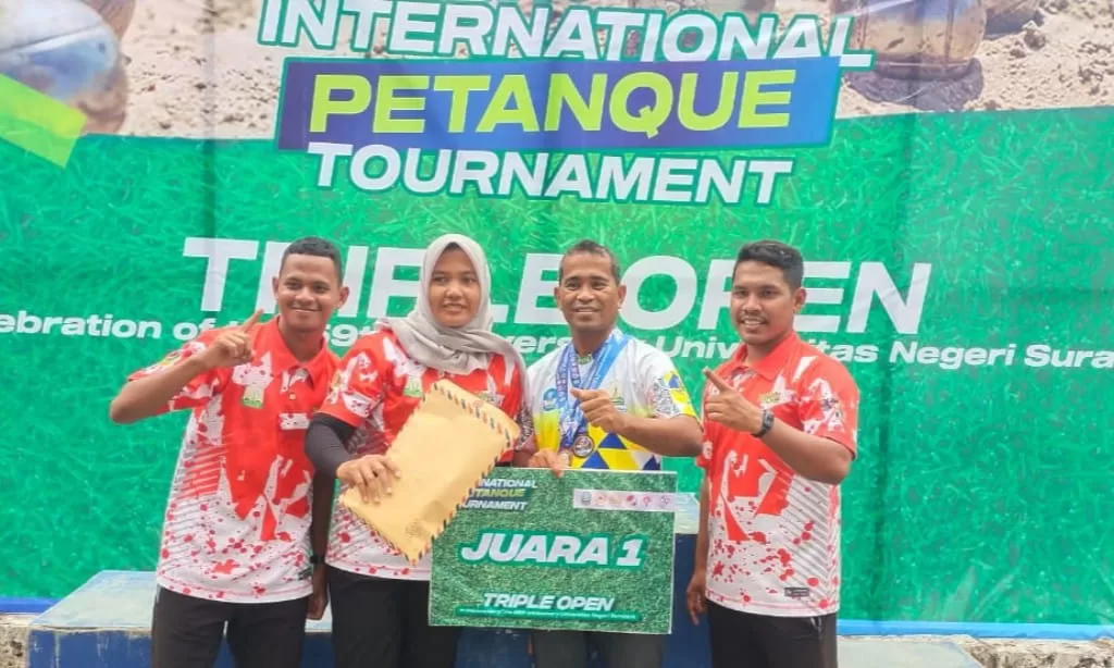 Ketua Umum Pengprov FOPI Aceh, Abdurrahman, M.Kes didampingi atletnya juara internasional di Surabaya. Foto : FOPI Aceh.