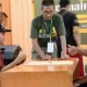 Raja Angkasa (15) pelajar SMP 2 Blang Bintang, Aceh Besar berpelukan dengan pelatihnya setelah memenangkan kejuaraan catur Rimueng dalam lomba catur Rimueng PKA-8 di Mueseum Aceh Banda Aceh, Rabu (08/11/2023). FOTO/MC ACEH BESAR