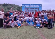 Tim Sajan FC bersama para ofisial melakukan selebrasi usai tampil menjadi juara Liga Pamong 2023, usai mengalahkan Manggala FC (Tim Provinsi Aceh) 6-3 (2-2), di Lapangan Bola Kaki Gampong Ujung Batu Kecamatan Pasi Raja, Aceh Selatan, Minggu (19/11/2023) sore. FOTO/ DOK SAJAN FC